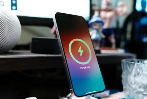舟山苹果15换屏服务分享用什么充电器给iPhone15充电更好 
